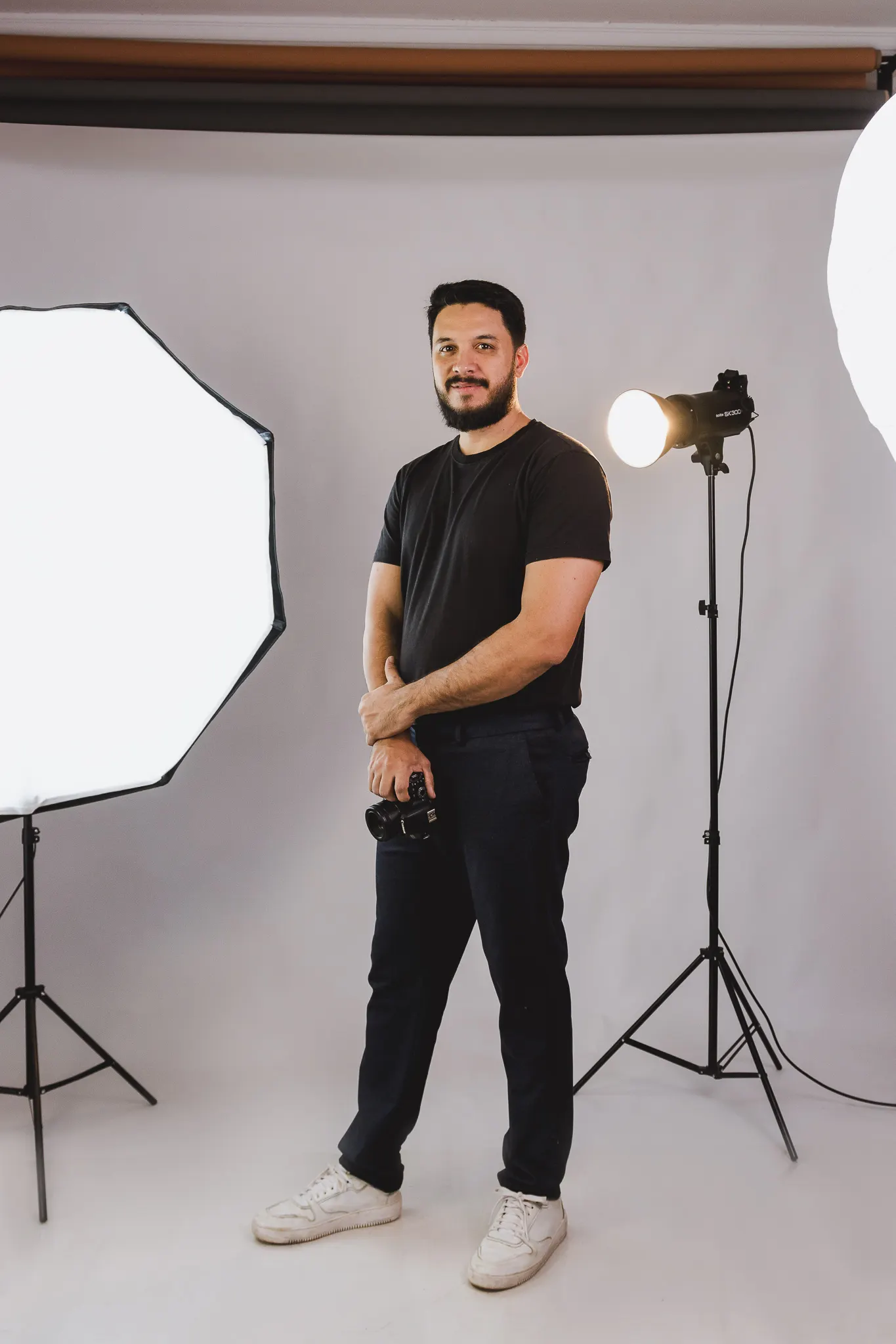 Gabriel Souza no estúdio da Panorama, com câmera e iluminação